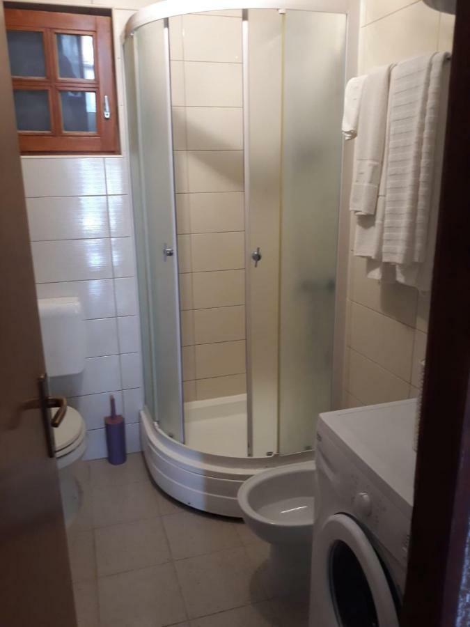 Apartman Grospic 2 Cesarica Eksteriør billede